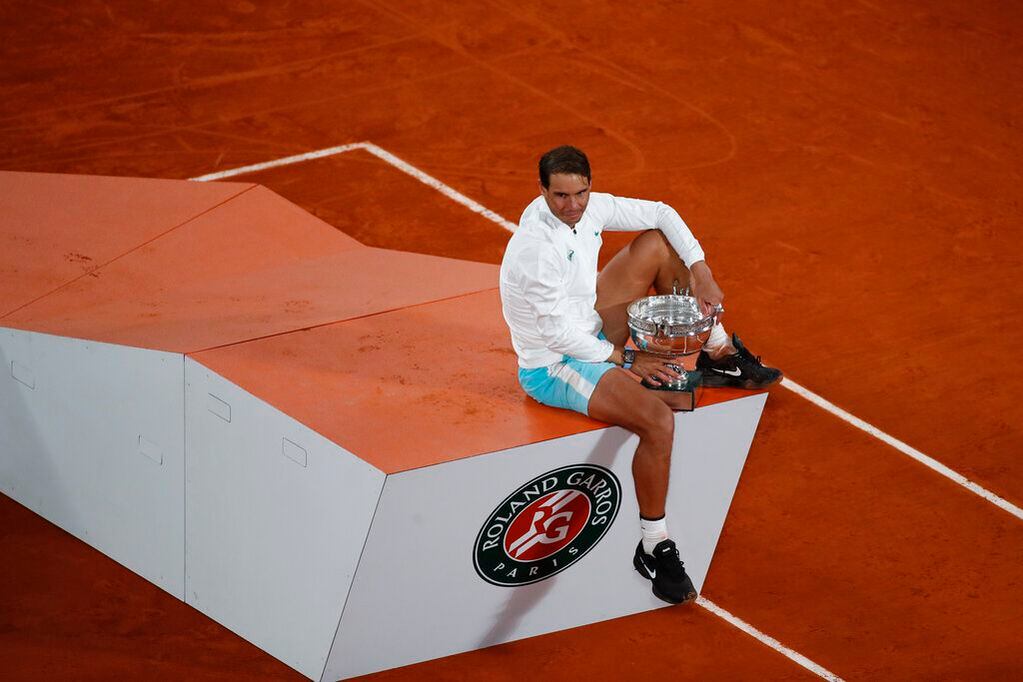 Rafael Nadal posa con el trofeo de campeón de Roland Garros.