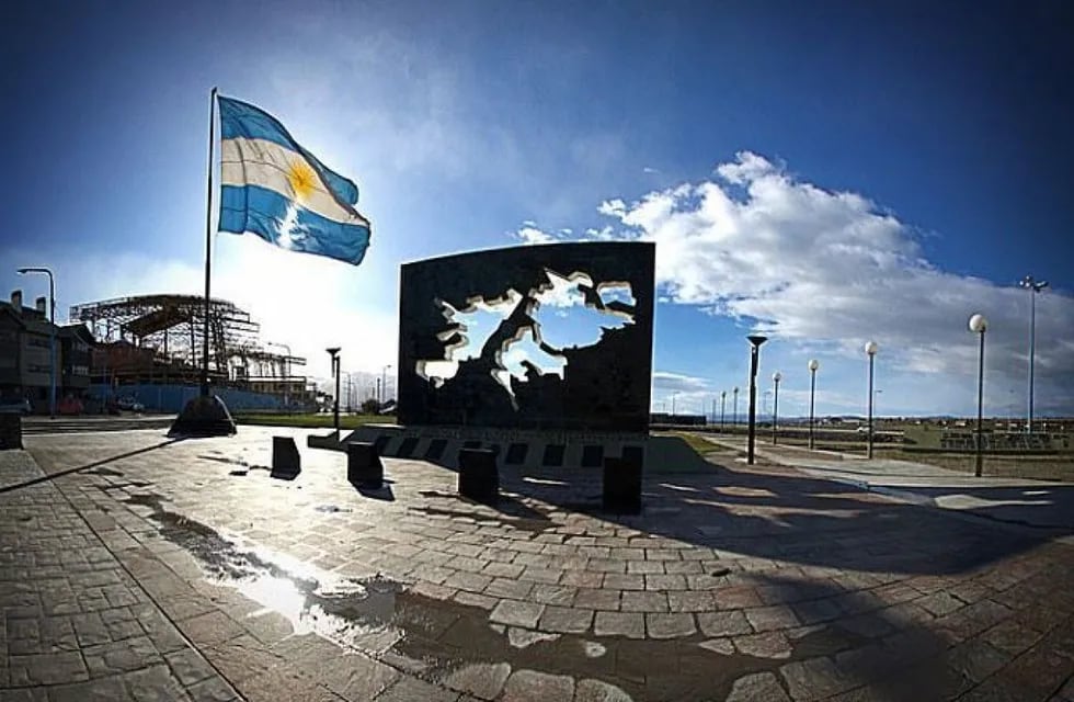 Los argentinos no son bienvenidas en Malvinas. Nos está prohibido ejercer algún derecho allí, salvo, si nos sacamos una foto que muestre la denominación que ellos le dan a las Islas: “Falklands”, denominación que en los países de habla hispana solo utiliza Chile.
