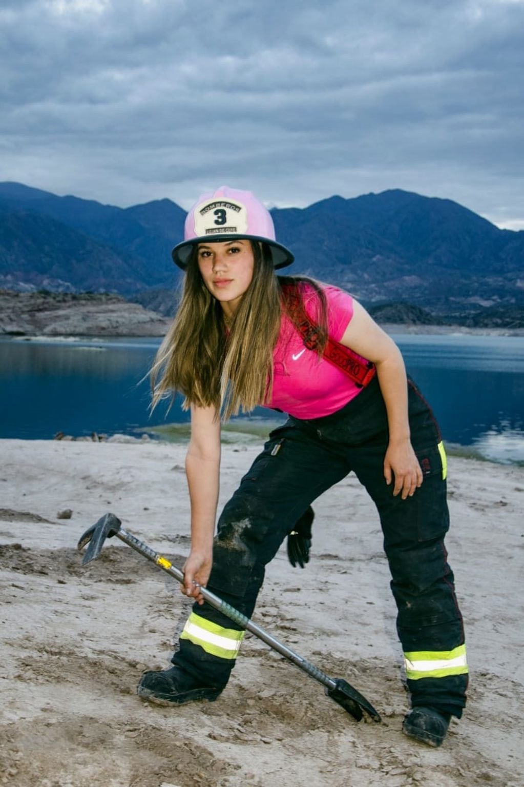 Es Reina, bombera voluntaria y quiere ser médica. | Foto: gentileza