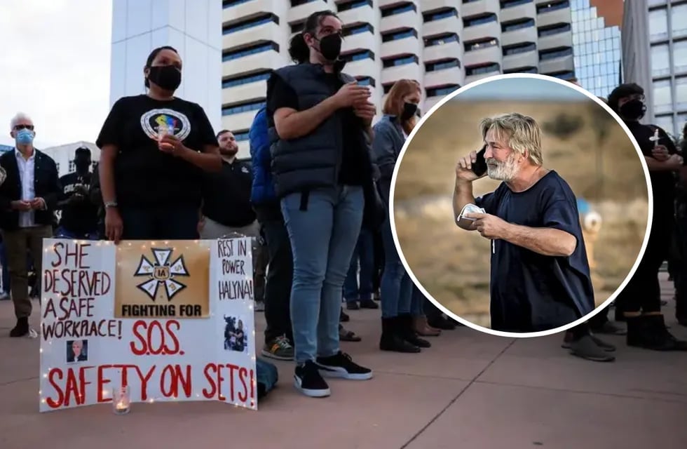 Las personas piden una mayor seguridad en los escenarios de las películas durante una vigilia en honor a la directora de fotografía Halyna Hutchins, en Albuquerque Civic Plaza.