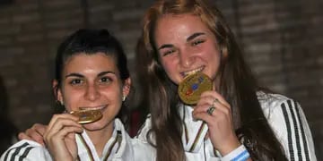 La Selección argentina, con las mendocinas Valentina Fernández y Daiana Gordillo, arribó al país celebrando su flamante título del mundo. 