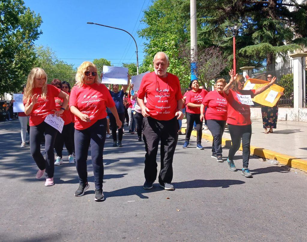 Adultos mayores y empleados "orozquistas" se manifiestan en apoyo al intendente imputado.