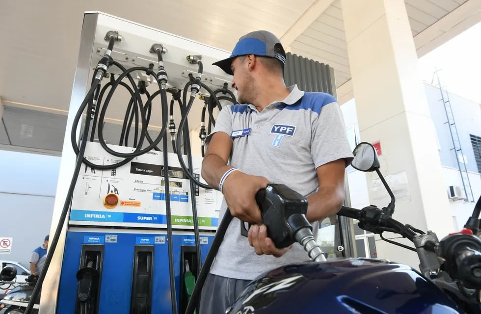 A partir de la medianoche, YPF aumentará 3.5% el precio de los combustibles