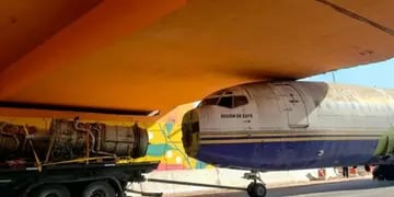 Insólito: un avión quedó "encajado" en un puente de la circunvalación en Córdoba