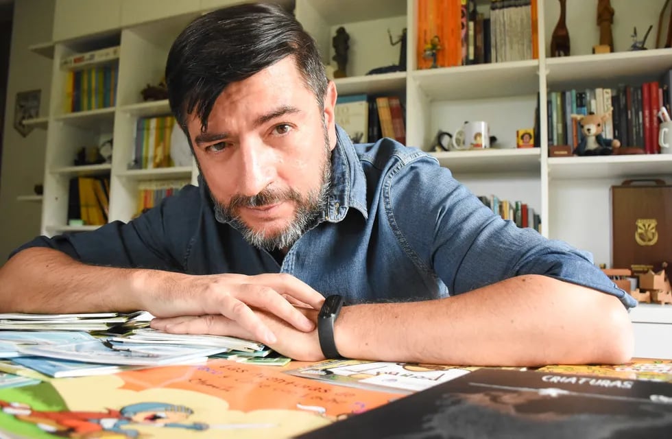 Santiago González Riga, más conocido como Chanti, es el creador de "Mayor y menor" y de unos 50 libros de historietas. Foto: Mariana Villa / Los Andes