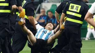 Detuvieron al hincha que saltó al estadio en Pekín para abrazar a Messi
