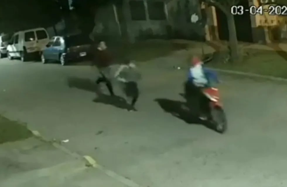 Un hombre enfrentó a dos motochorros que le quisieron robar y los sacó corriendo.