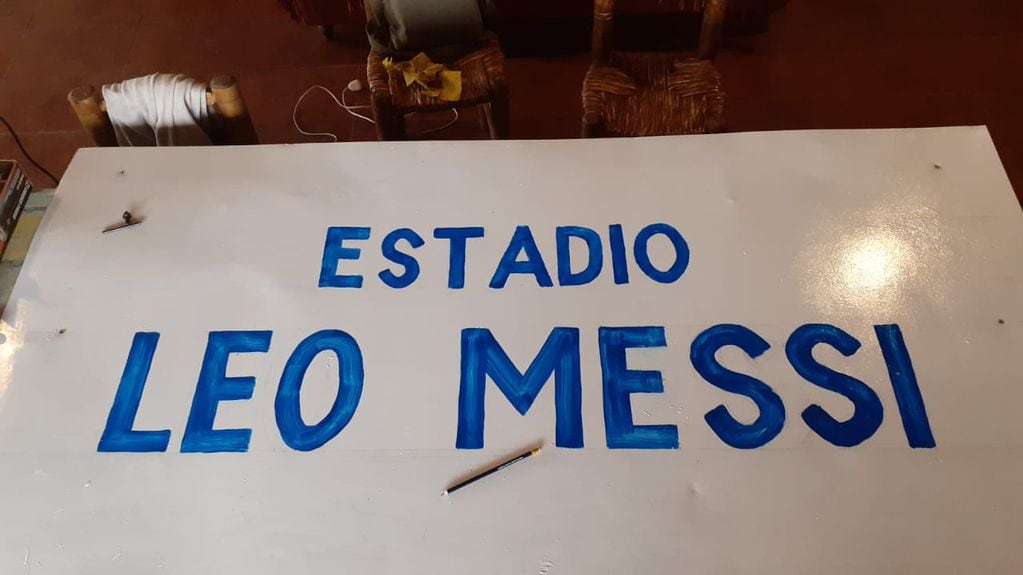 “Acá el cartel pintado a mano por mi papá. Creo que este homenaje fue mejor que el que le hizo el Barcelona”, contó en Twitter la hija de Javier Guardiola, Maca.