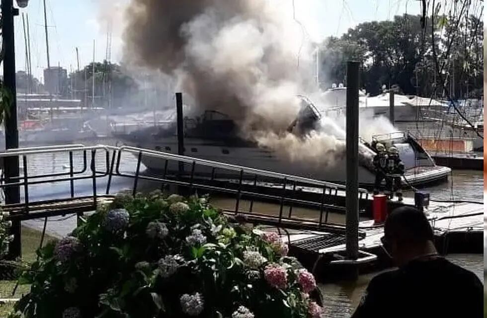 Impresionantes videos: un catamarán y un velero ardieron sobre un río en Buenos Aires