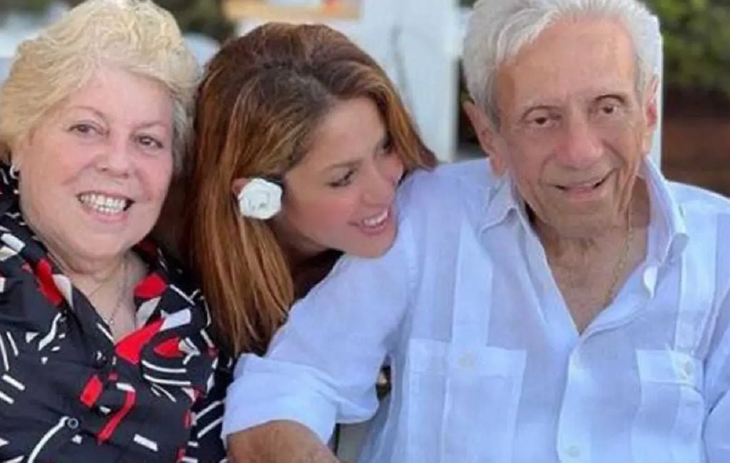 Shakira junto a sus padres, Nidia Ripoll y William Mebarak (Instagram)
