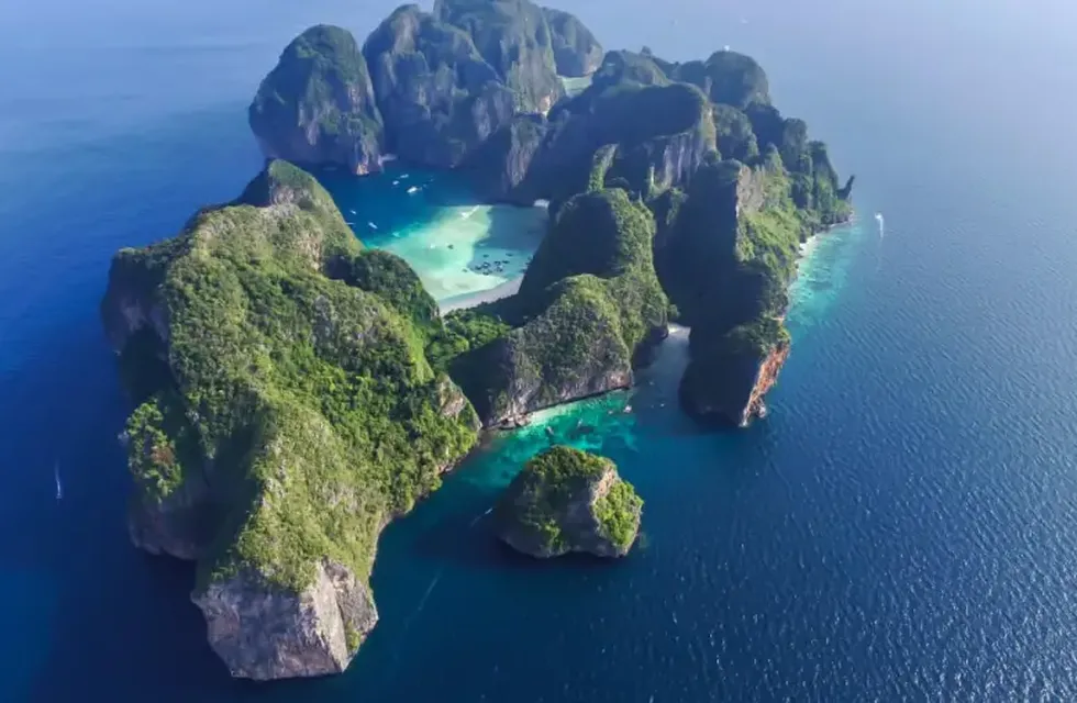 Maya Bay, la paradisíaca bahía tailandesa, deberá ser recuperada luego del daño ambiental provocado por el rodaje de The Beach y millones de turistas. Gentileza