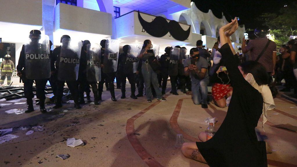 La policía reprimió a los manifestantes tirando disparos al aire y luego ejerciendo golpes contra la prensa. 