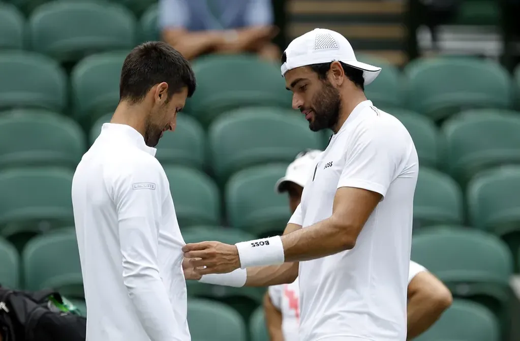 Matteo Berrettini con Novak Djokovic, los finalistas en Wimbledon 2021