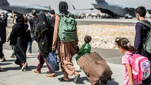 Miles de personas huyen de Afganistán. (AP)