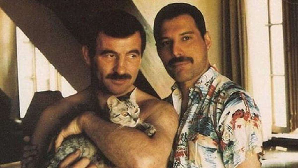Freddie Mercury con su pareja, el peluquero Jim Hutton, quien lo acompañó hasta su muerte
