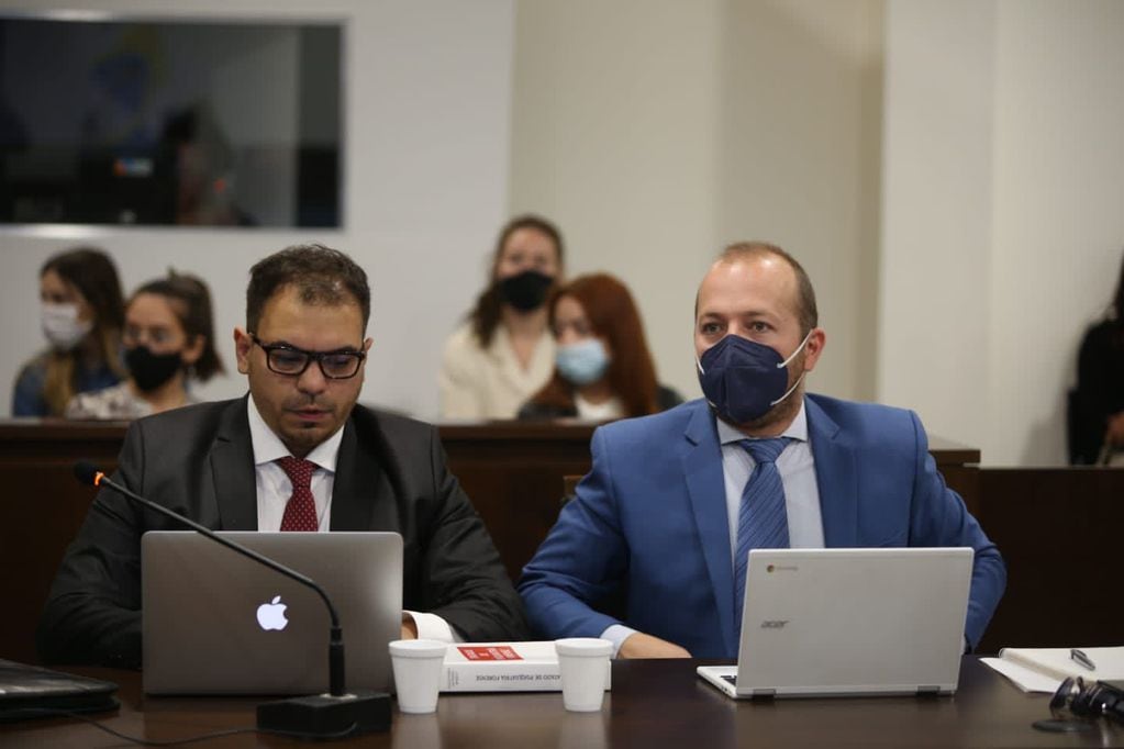 Maximiliano Legrand (izquierda) y Lautaro Brachetta, los abogados defensores. +