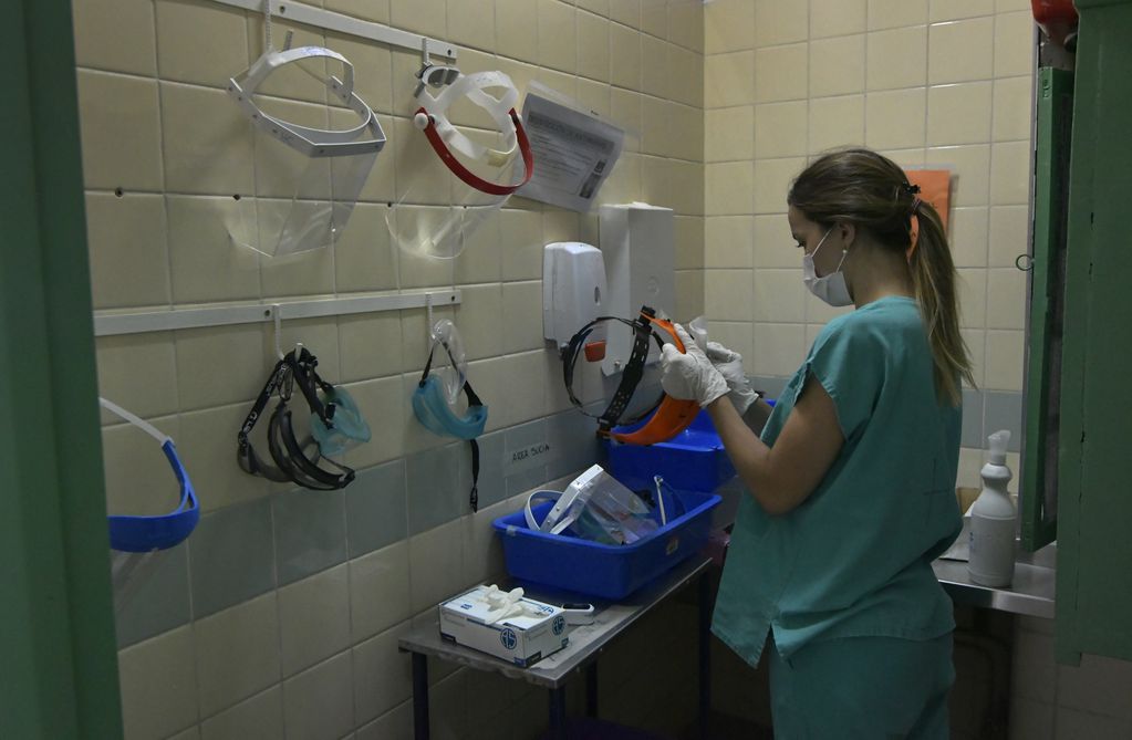 En tiempos de vendimia, dentro del Hospital Central Área Covid, Maria Encarnación desinfecta el material utilizado. Foto: Orlando Pelichotti / Los Andes
