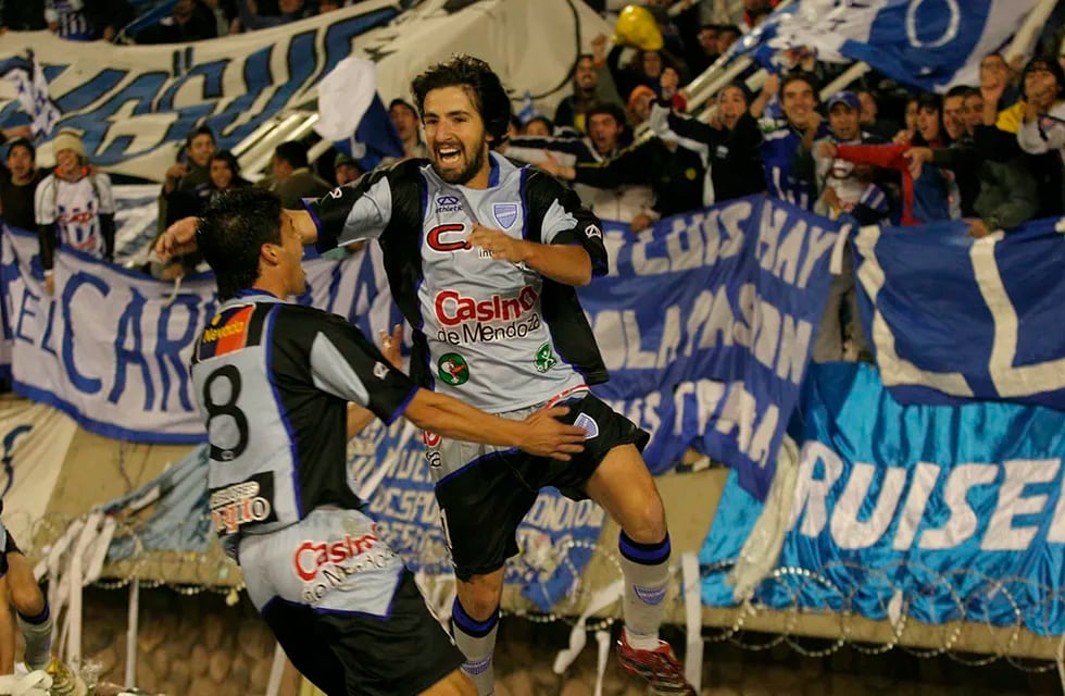 Godoy Cruz festeja el ascenso en 2006.