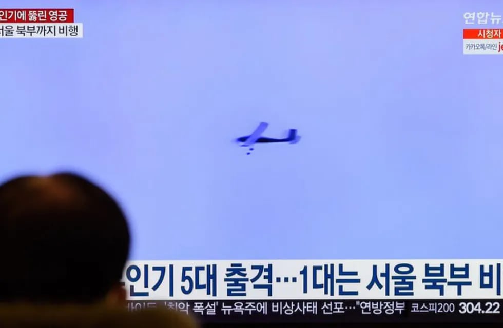 Un programa de tv surcoreano explica la incursión de drones norcoreanos en el área de seguridad de la oficina presidencial.