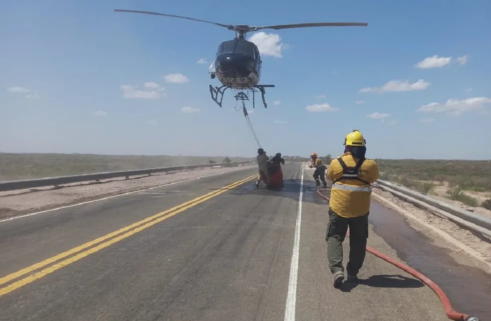 El helicóptero “Halcón 1” de la Policía realizó 35 descargas de agua, que equivalen a 21,600 litros. | Foto: Ministerio de Seguridad