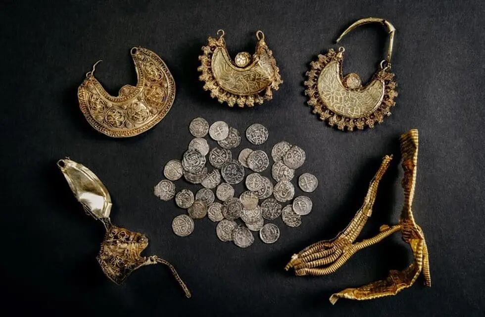 El tesoro hallado es de la Edad Media y consta con piezas de oro y de plata. - Gentileza / Clarín