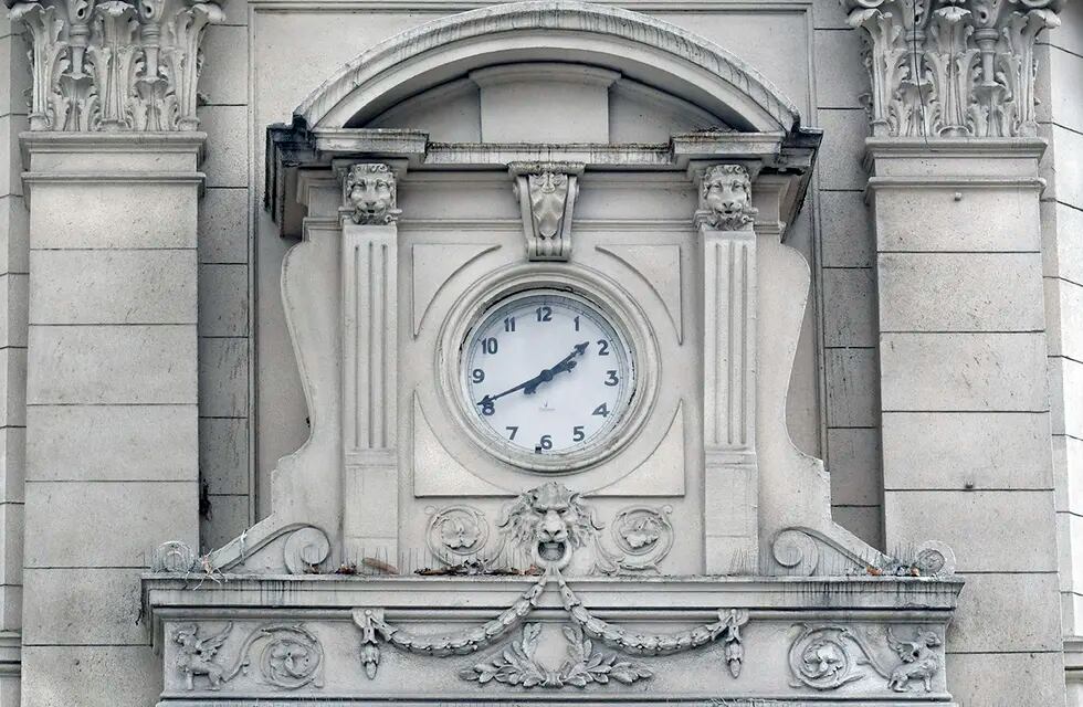 Imponente reloj del ex Banco Español del Río de la Plata (data de 1907), actualmente edificio central del Banco Galicia. Foto: Orlando Pelichotti