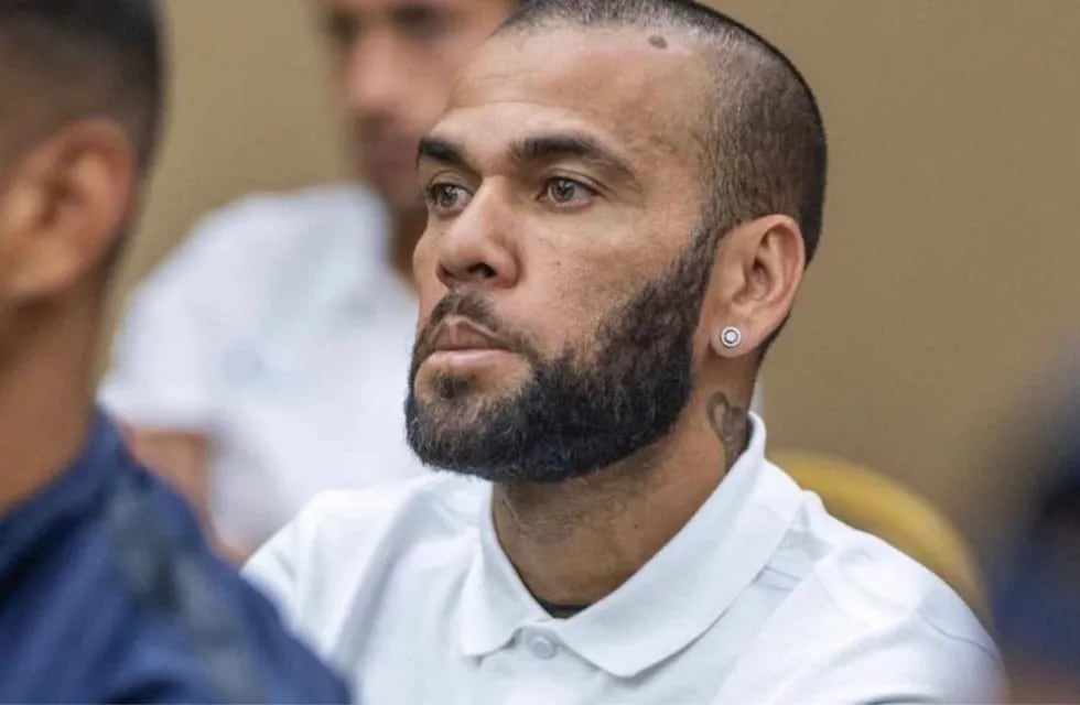 Dani Alves durante el juicio donde lo condenaron a cuatro años y medio de prisión.