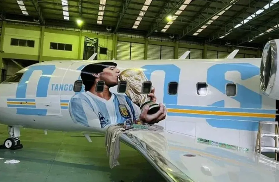 El Tango D10S, con la imponente imagen de Maradona, permite a sus pasajeros "hablar" con Diego gracias a inteligencia artificial.