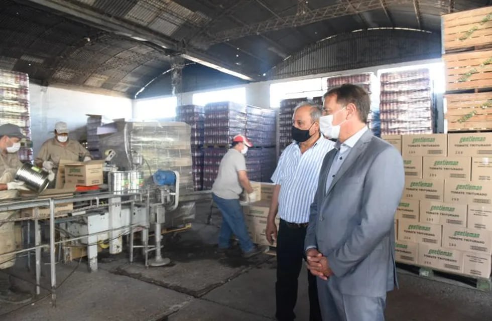 Rodolfo Suárez visitó una conservera en San Rafael. Prensa Gobierno