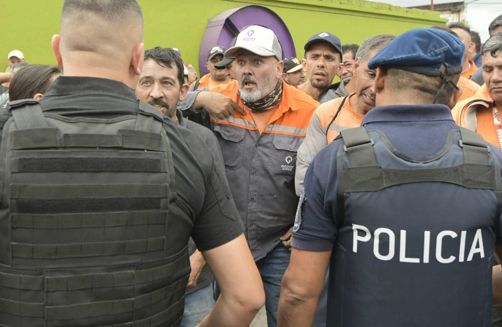 La policía reprimió la protesta que llevan adelante los empleados en el corralón municipal. Foto: Orlando Pelichotti