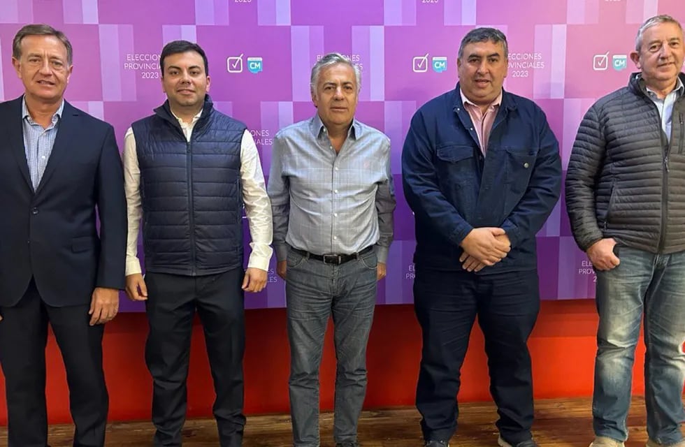 Suárez, Lo Presti, Cornejo, Tello y Cobos en la foto familiar para las elecciones en Las Heras.