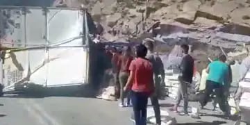 Saquearon un camión con pollos que volcó en Alta Montaña