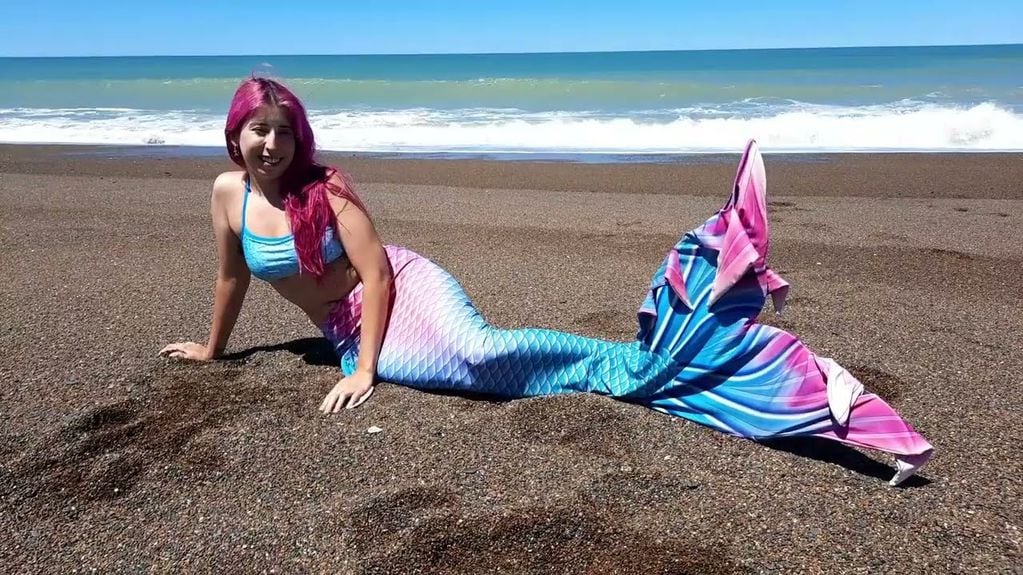 Grabaron a una joven practicando un deporte en las playas de Chubut y la confundieron con una sirena.