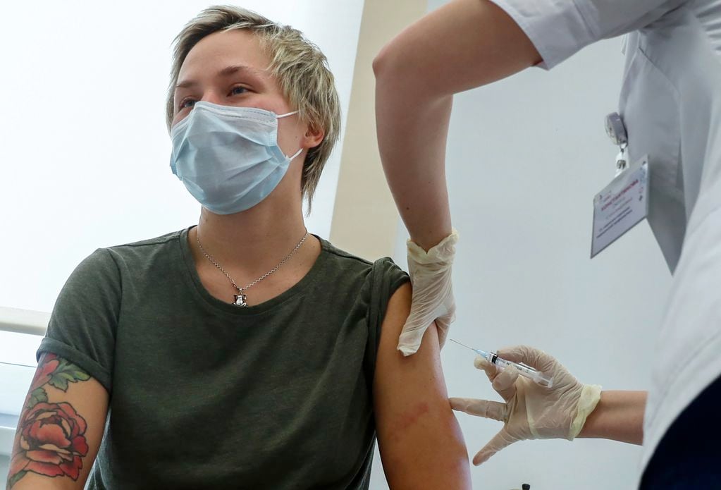 Una enfermera administra la vacuna rusa contra el coronavirus en Moscú - 