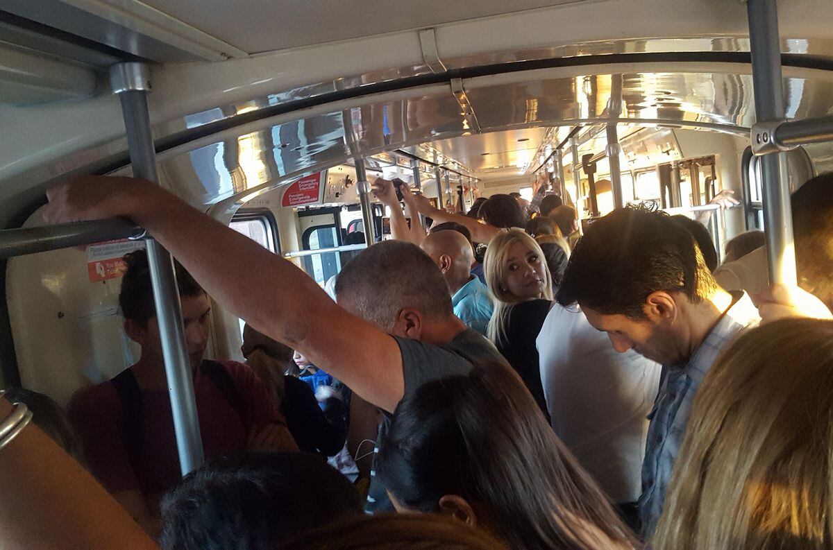 Usuarios del Metrotranvía aseguran que viajan amontonados "como animales"