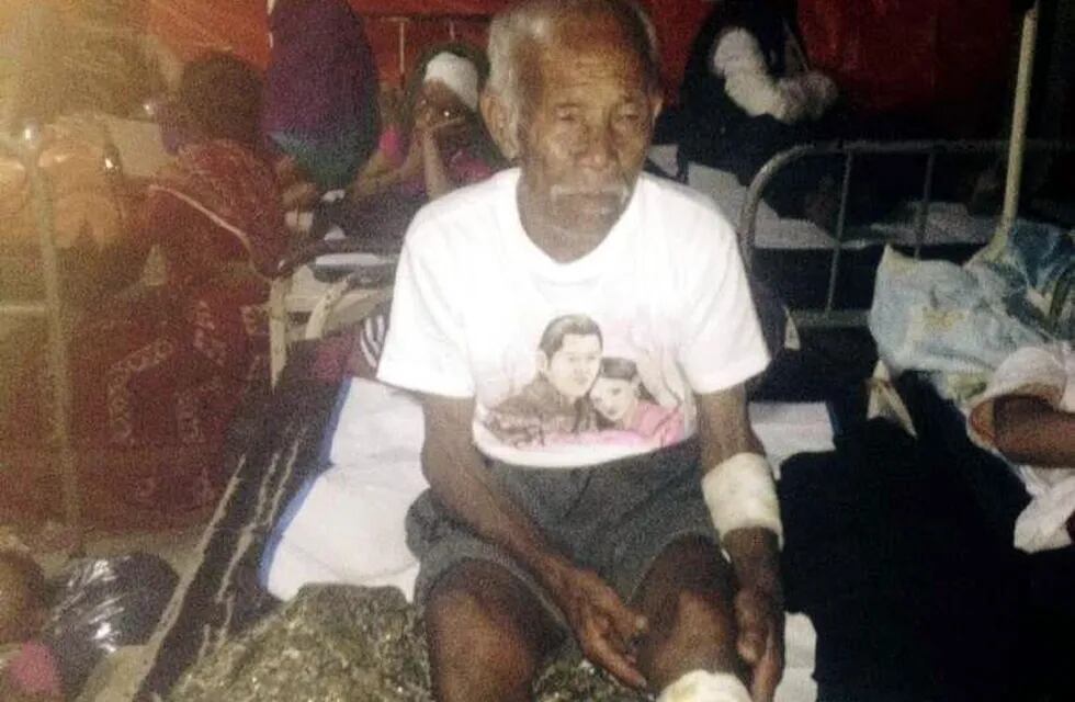 Un hombre de 101 años sobrevivió entre los escombros de Nepal