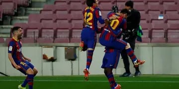 Todo Barcelona quiere abrazar a Dembélé después de su gol ante Valladolid (Foto: AP).