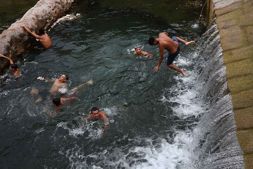 Un grupo de jóvenes se refresca en el canal Cacique Guaymallén. Foto: José Gutierrez / Los Andes