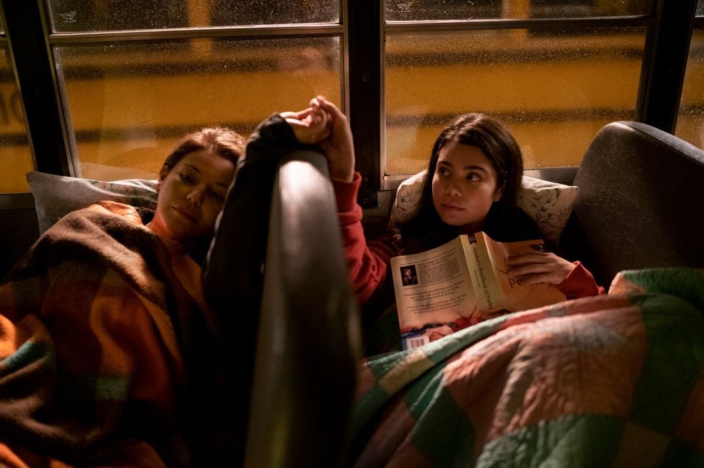 La joven Amber duerme en un autobús con su madre y le oculta a sus amigos que no tiene un techo donde vivir.