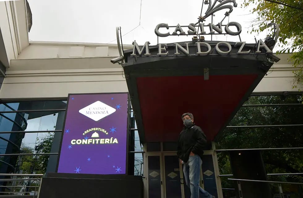 El Casino de Mendoza tiene nuevo "socio" que pondrá 720 máquinas tragamonedas.
Foto: Orlando Pelichotti / Los Andes