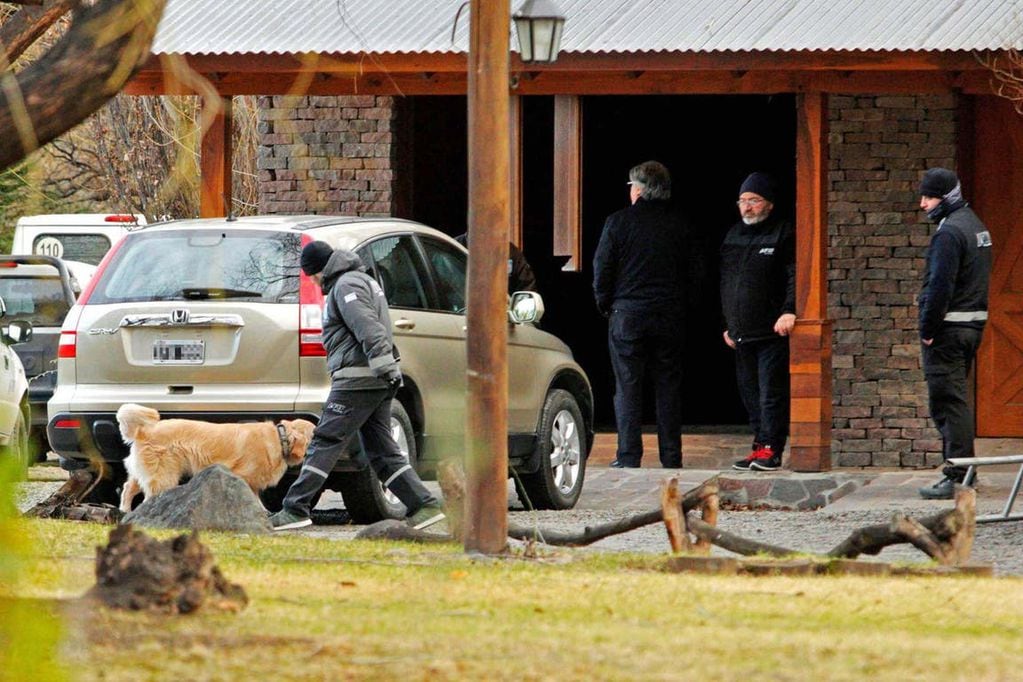 Por orden del juez Claudio Bonadio, la casa de Cristina Kirchner fue allanada durante tres días. Del operativo participaron perros entrenados para buscar dinero. Fuente: Télam