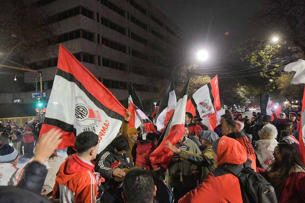 Hinchas de River Plate festejan en el Kilómetro 0 de la Ciudad de Mendoza la consagración de River campeón del fútbol argentino.  
Foto: José Gutiérrez / Los Andes