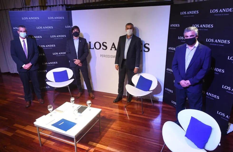 El panel de Gustavo Reyes (Ieral), Federico Pagano (CEM), Enrique Vaquié (Gobierno) y Raúl Pedone (Los Andes). / Los Andes