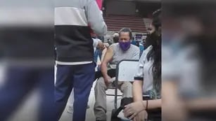 Video: el estremecedor grito de “dolor” de un mendocino al recibir la vacuna contra el coronavirus
