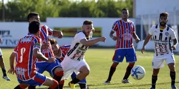 Montecaseros no hizo un gran partido, pero ganó en su estadio por 1 a 0 a Sportivo Peñarol de San Juan con gol de Franco Lucero. 