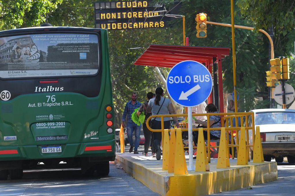 
Aseguran que pasarán 76 micros por hora, pero conductores y comerciantes dudan de la transitabilidad.  | Orlando Pelichotti / Los Andes
   