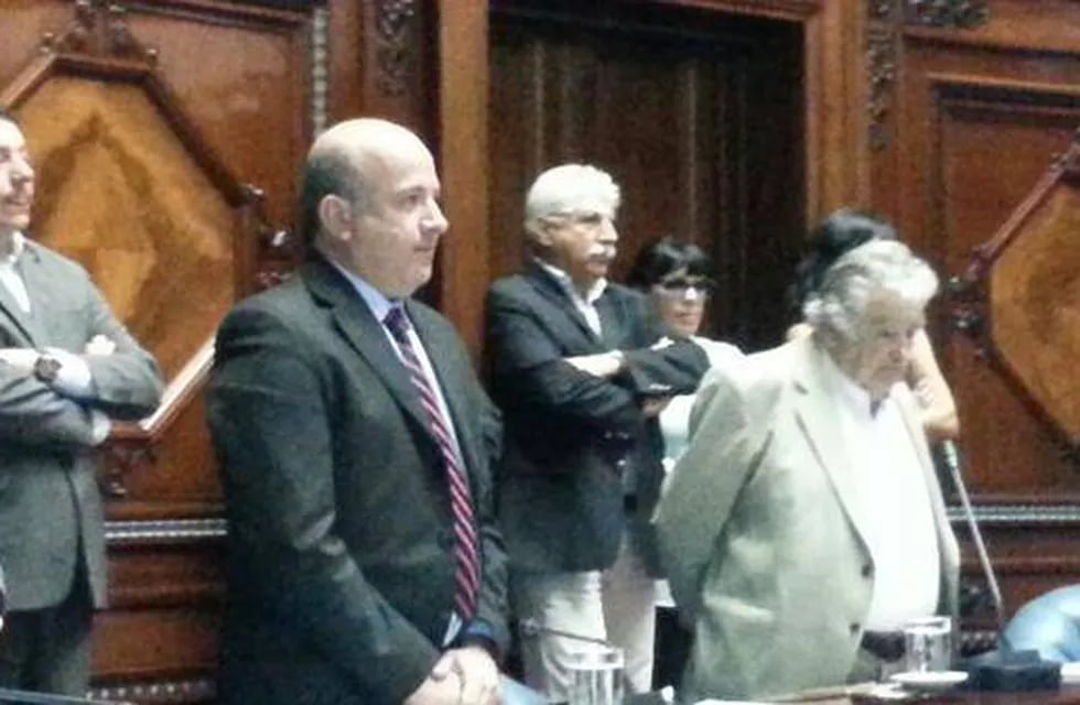 Mujica asumió como senador y trabaja en la candidatura de su esposa a la intendencia de Montevideo