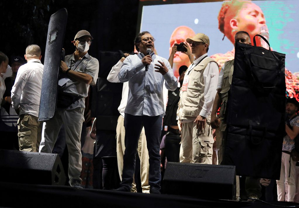 El exguerrillero Gustavo Petro lidera las intenciones de voto. AP