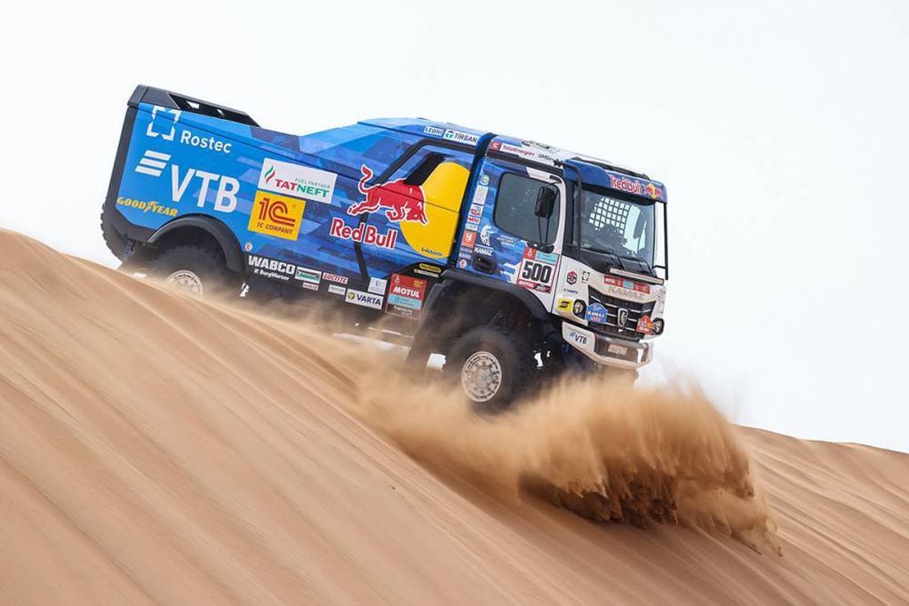 Sotnikov marca el camino entre los camiones del Dakar