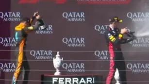 Lando Norris le destrozó el trofeo a Max Verstappen cuando festejaban en el podio de Hungría